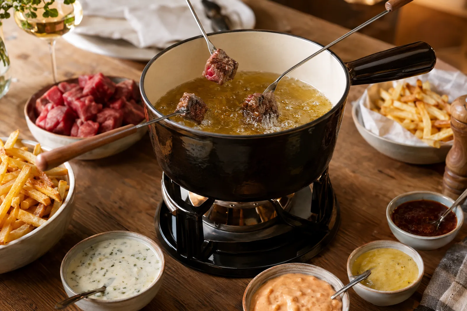 Fondue Bourguignonne Rezept: Fleisch, Öl und Beilagen