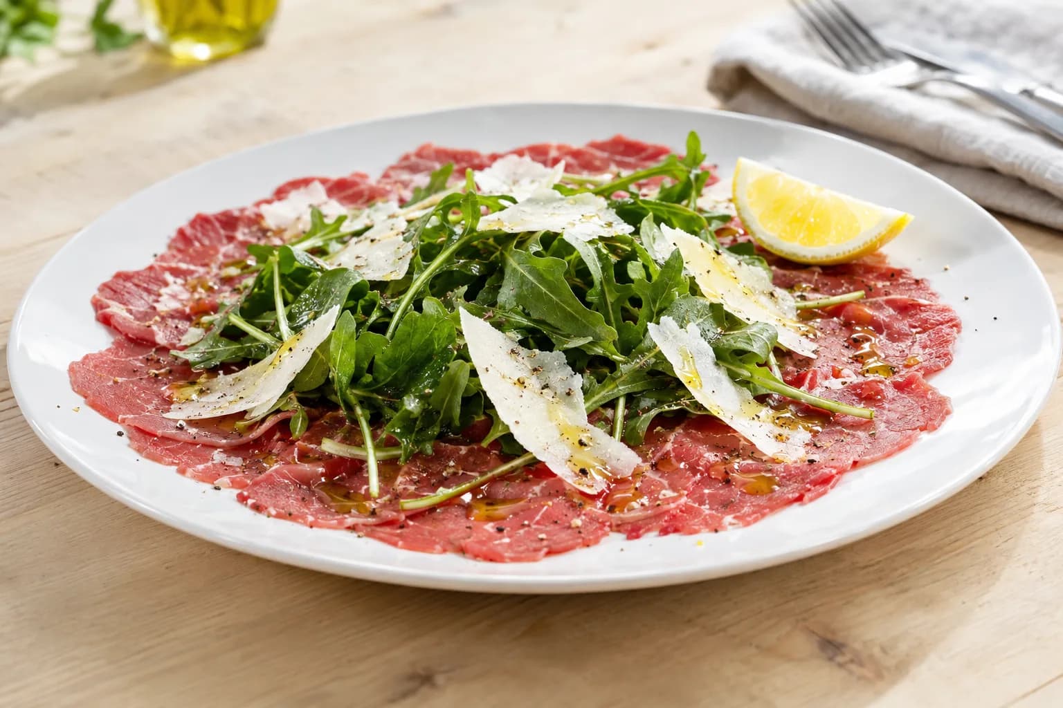 Rindscarpaccio mit Rucola und Parmesan