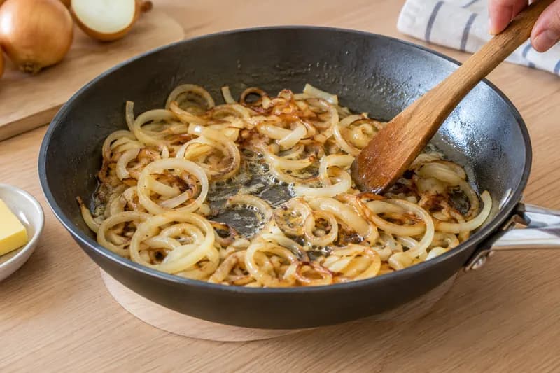 Zwiebeln braten