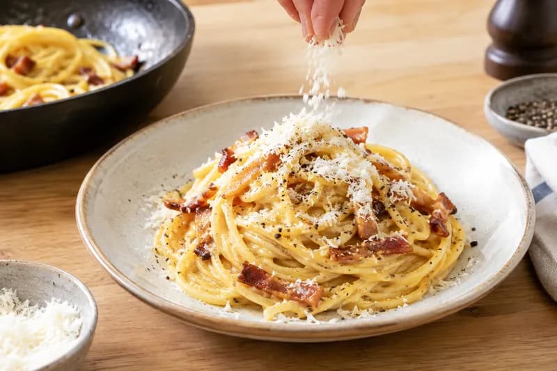 Carbonara anrichten