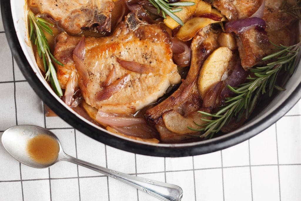 Im Most geschmorter Schweinehals mit Zwiebeln