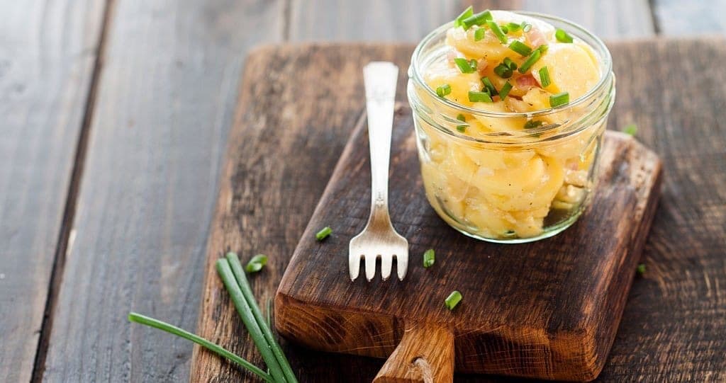 Traditioneller Schweizer Kartoffelsalat - die perfekte Beilage