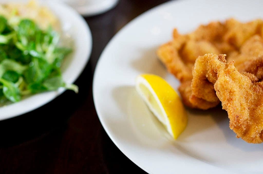 Das Geheimnis für perfekt panierte Schnitzel - knusprig und saftig