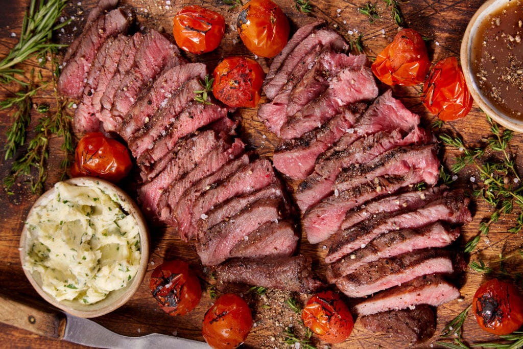 Grilliertes Huftsteak mit Cherrytomaten